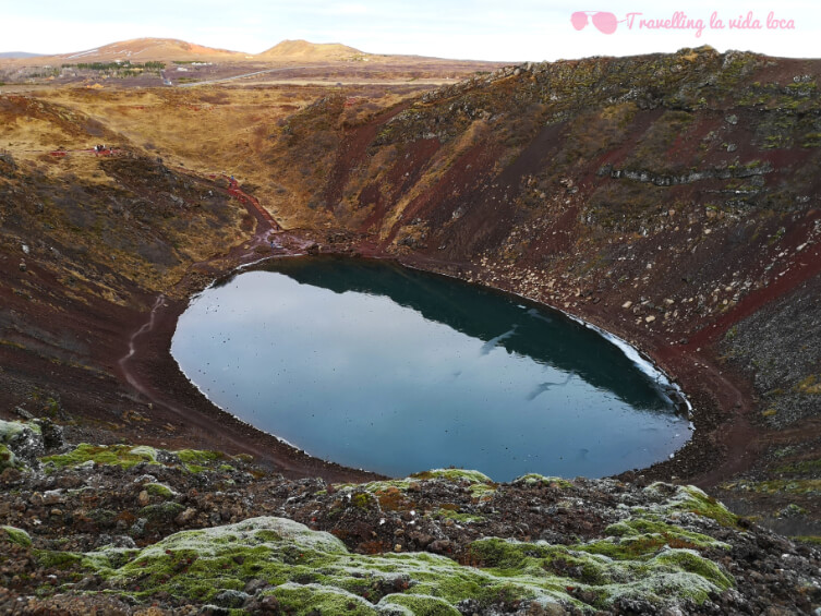Puedes bordear el cráter de Kerid por toda su circunferencia para verlo desde todas las perspectivas