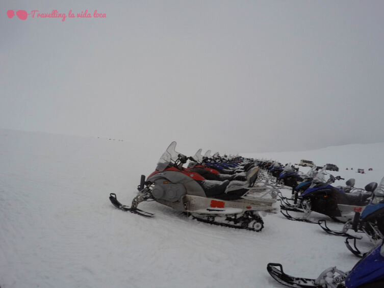 Flota de motos de nieve en la base de Mountaineers of Iceland en pleno glaciar