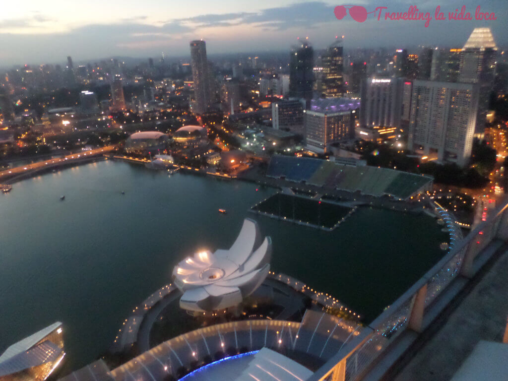 Vistas desde el Marina Bay Sands, destacan el ArtScience Museum y las gradas de F1