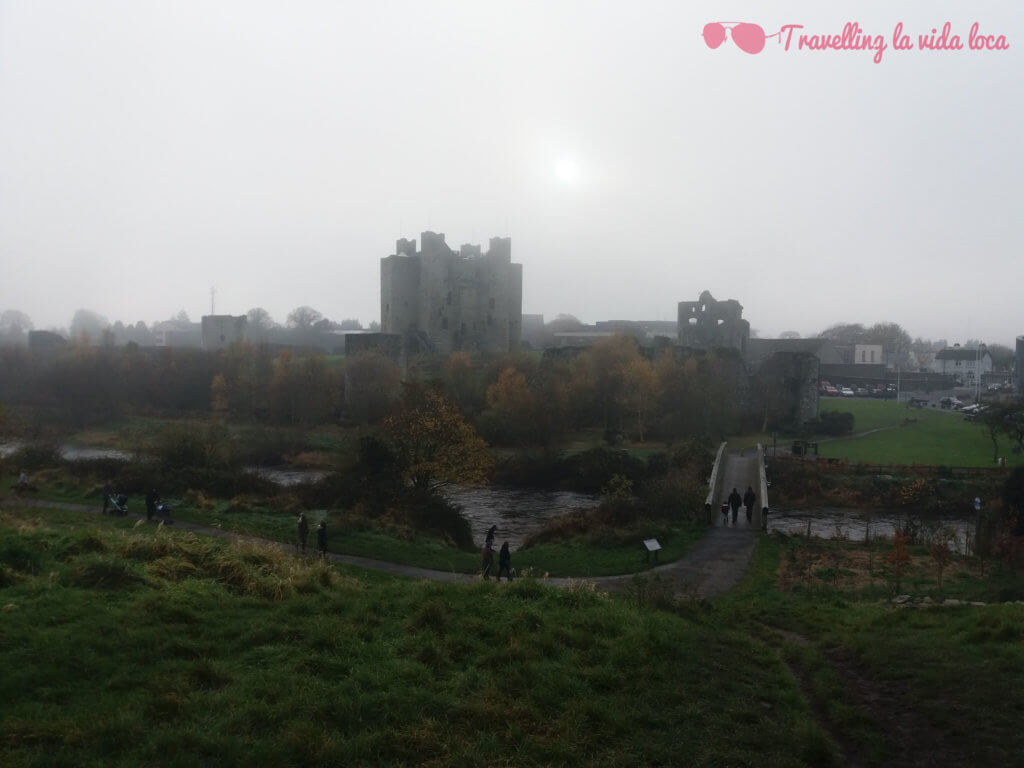 Trim Castle envuelto en niebla