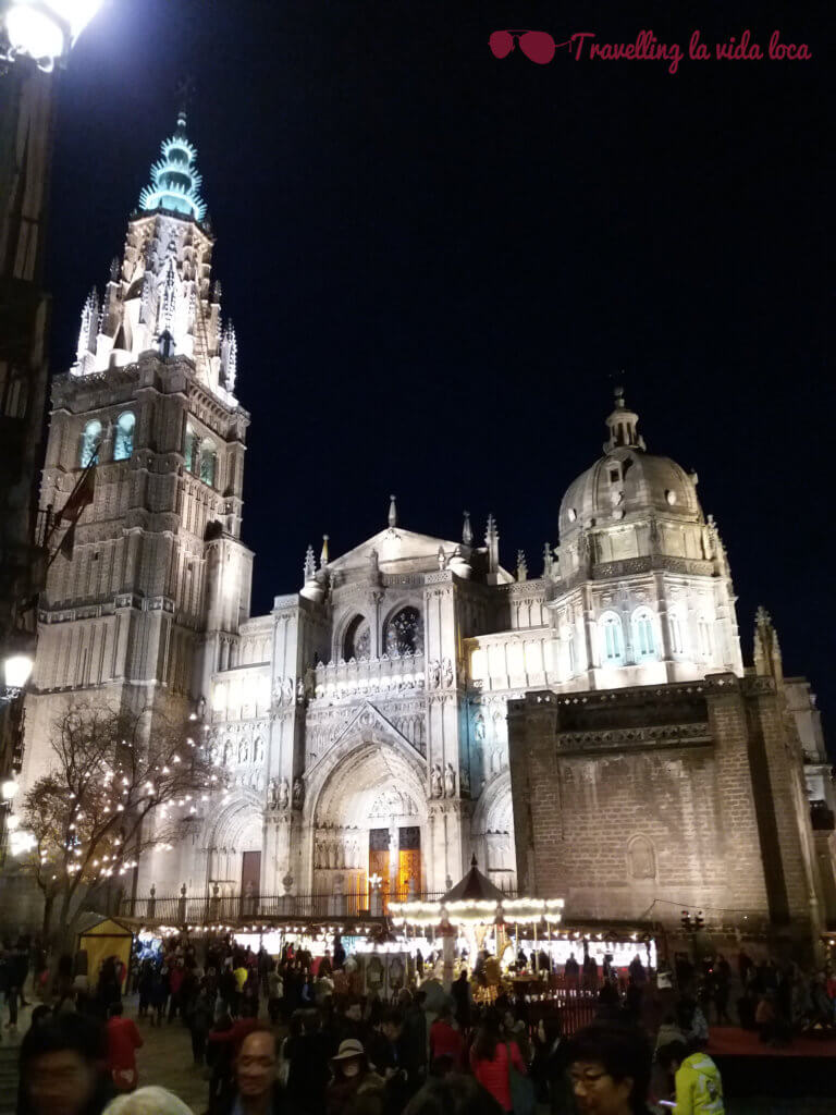 Catedral de Toledo con mercadillo navideño