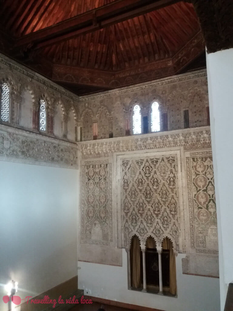 Preciosa decoración de la pared principal de la gran sala de oración