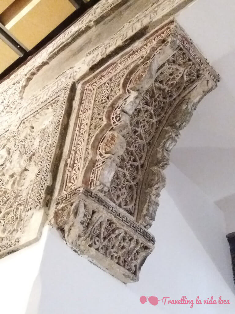 Detalle de la decoración de la galería del primer piso: auténticas obras de orfebrería