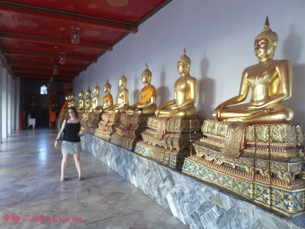 Patios porticados con estatuas de buda en Wat Pho