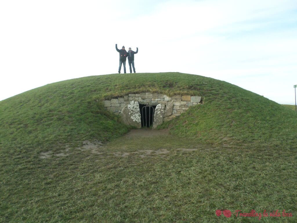 Félix y Santi sobre el montículo similar a Newgrange que hay en Hill of Tara