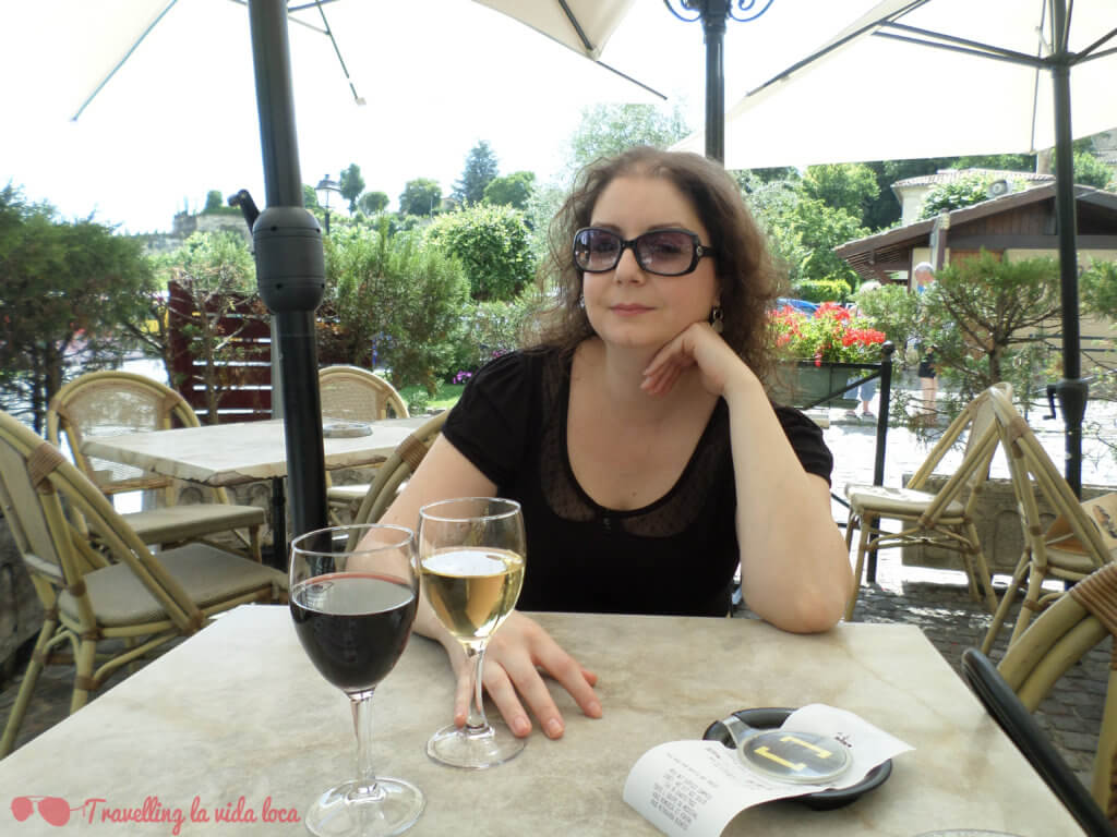 De relax con unos vinos de la zona en un agradable entorno