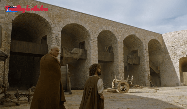 La plaza del mercado de Meereen, con Varys y Tyrion paseando