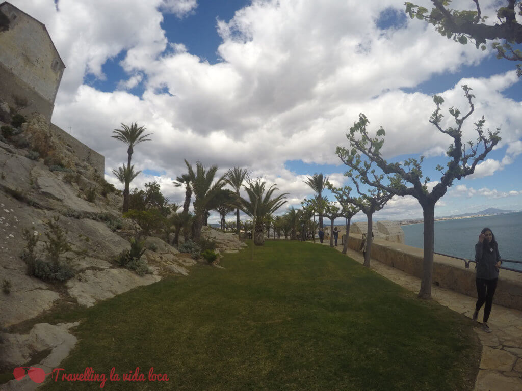 El fantástico Parque de Artillería, entre las murallas del castillo y el Mar Mediterráneo