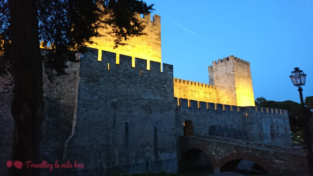 Las murallas del castillo iluminadas por la noche