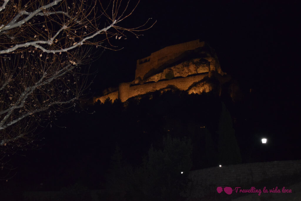 El castillo iluminado por la noche